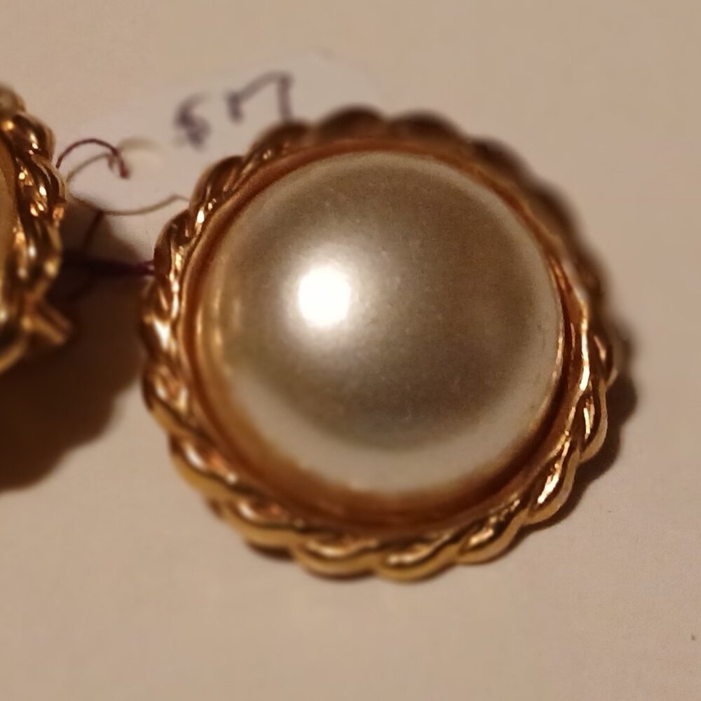 Faux Pearl/Gold tone  Round Clip-on Earrings Pair